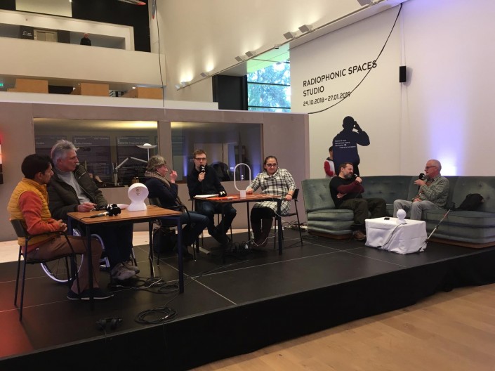 Das Foto zeigt die Teilnehmerinnen und Teilnehmer der Talkrunde im Museum Tinguely Basel.