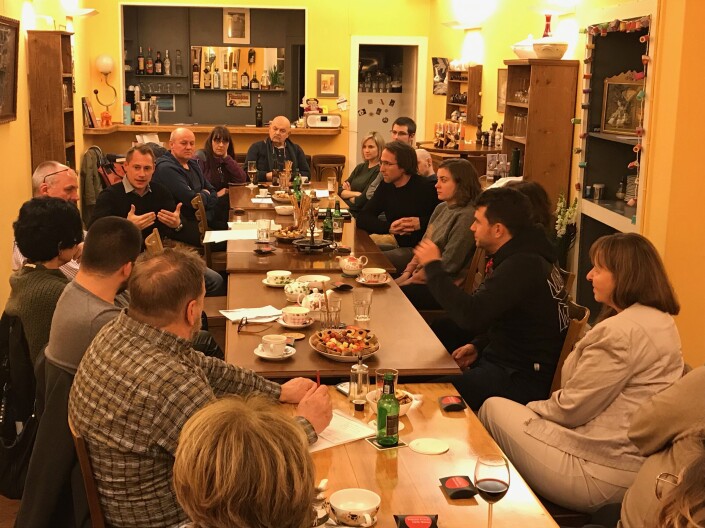 Das Foto zeigt die Teilnehmerinnen und Teilnehmer bei vergangenen iPunkt-Stammtisch vom Dezember 2019