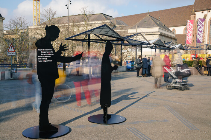 2 lebensgrosse Silhouetten und Menschen auf dem Theaterplatz in Basel