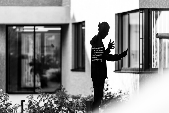 Silhouette «Patrick», vor der Firma Eckhirsch putzART AG und Immobilien AG
