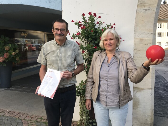 Walter Ziltener und Carole Seeberger mit dem iPunkt-Zertifikat vor dem Törli in der Laufener Altstadt. 