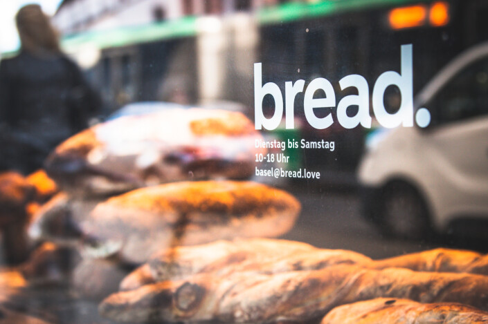 Im Schaufenster von bread. speigelt sich dessen Namen und das Brot dahinter