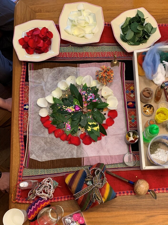 Das Despacho, gelegt aus Rosen, Lorbeerblättern, Kornarten und anderen natürlichen Materialien