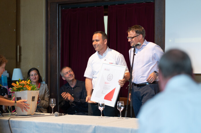 Anton Gjergjaj erhält den Basler Sozialpreis für die Wirtschaft von Regierungsrat Kaspar Sutter.