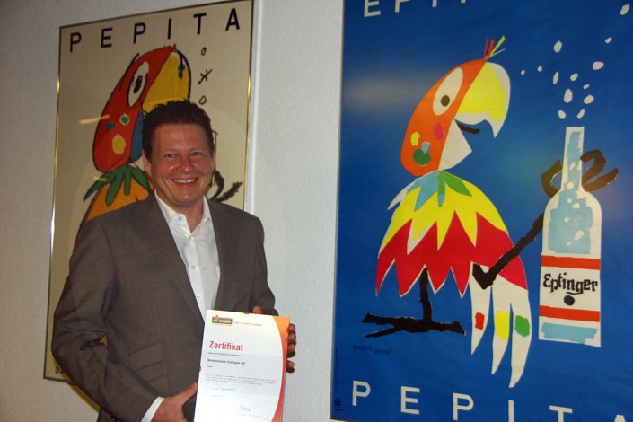 Das Foto zeigt Eptinger AG Geschäftsführer Matthias Buchenhorner mit dem Label iPunkt-Zertifikat