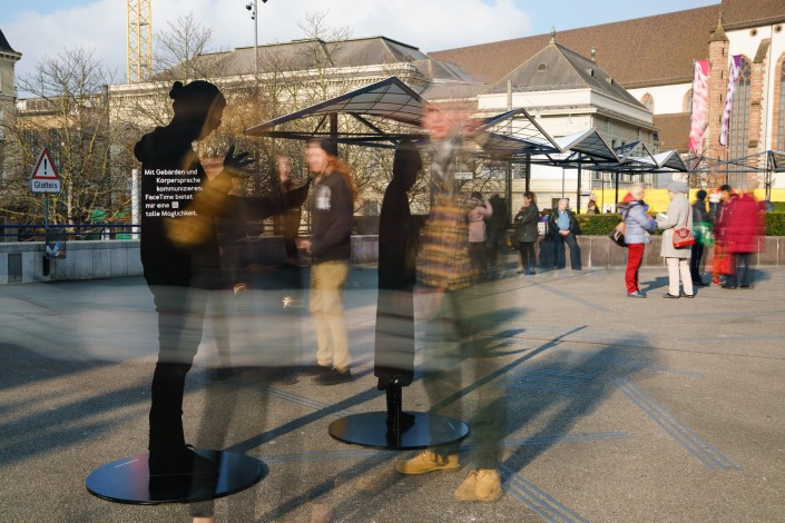 Besucherinnen und Besucher der unsichtbar-Kampagne auf dem Basler Theaterplatz im Dezember 2017. Sie stehen vor und zwischen den Silhouetten.